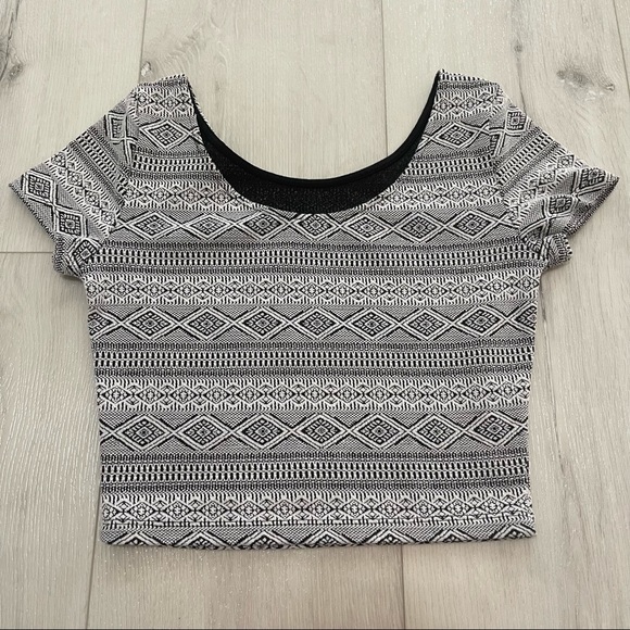Divided Black and White Short Sleeve Jacquard Crop Top Size Small - Picture 5 of 7